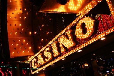 Dasar Number dealer confirming Teen Patti hand rankings and settling payouts in real time
